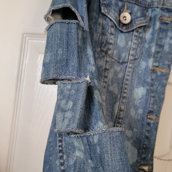 Cropped Jean Jacket with open chained Back - Picture 2 of 3